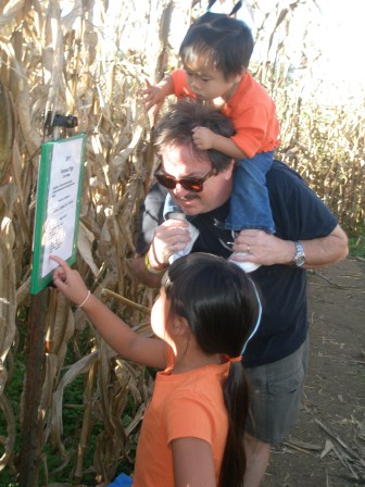 Kasen, Karis and Daddy in the corn maze